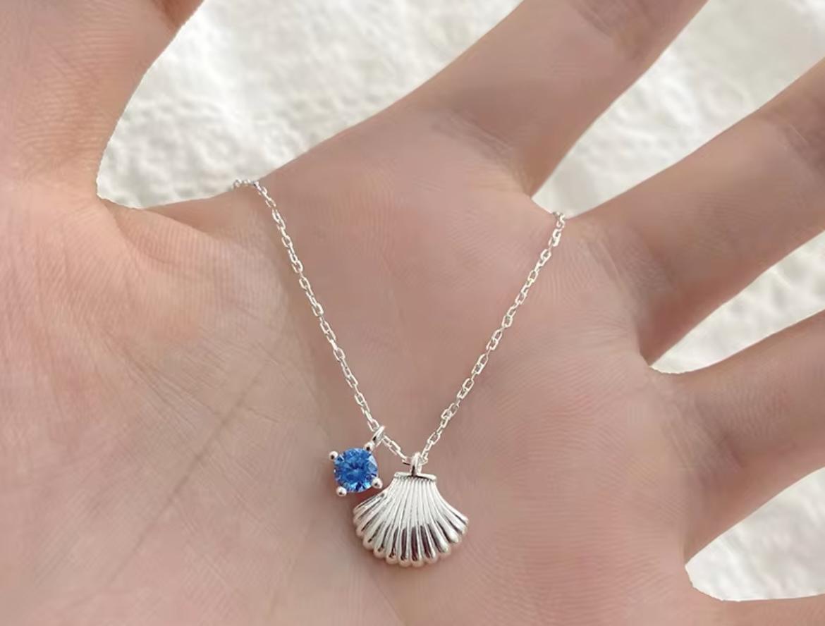 925 Sterling Silver Shell Pendant Necklace with Sparkling Rhinestone Inlay